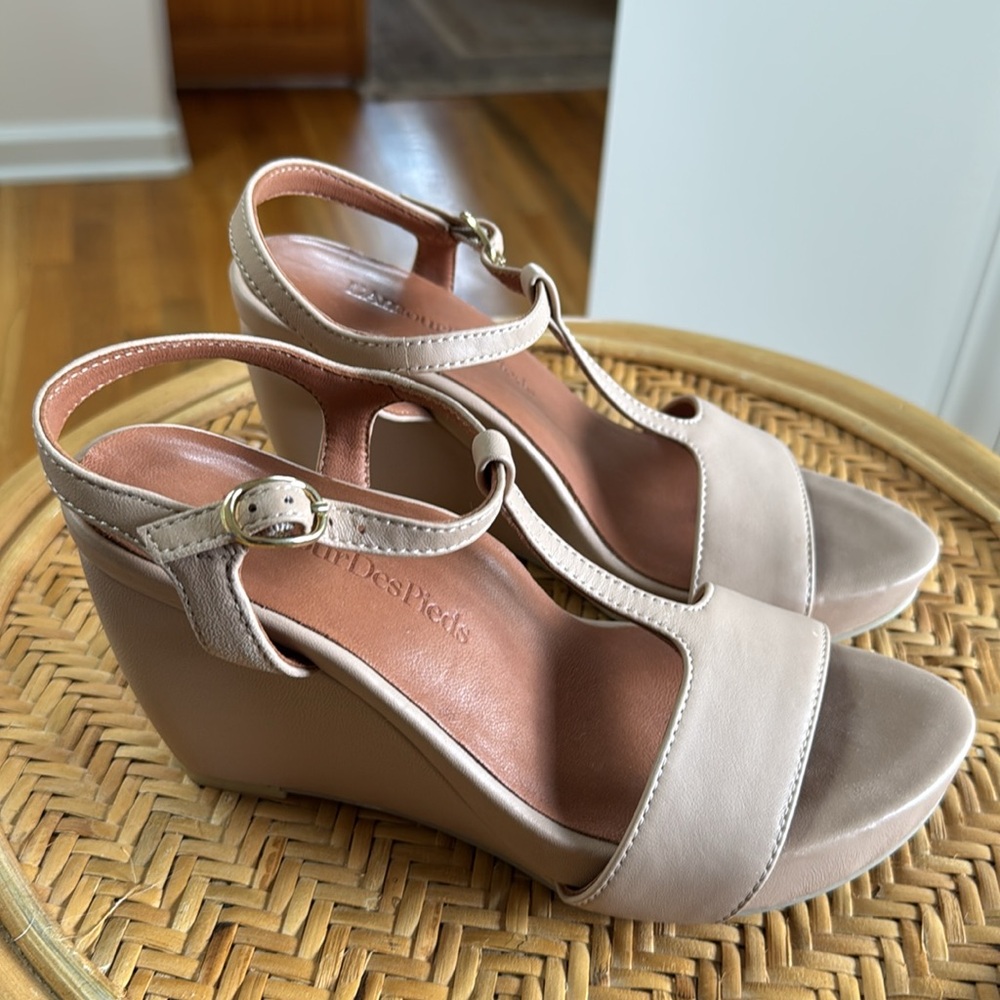 L’Amour Des Pieds t-strap nude wedge